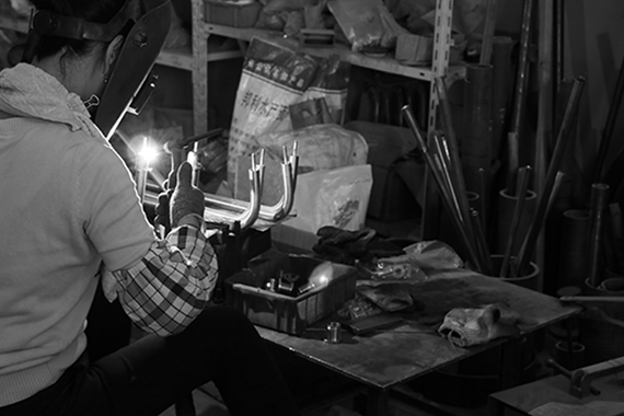 市場(chǎng)上作坊形式的加工車間，生產(chǎn)環(huán)境差，設(shè)備落后， 生產(chǎn)的產(chǎn)品質(zhì)量差，精度差